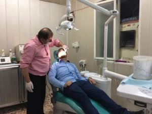 Doctor Sakria trabajando