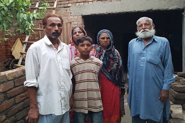 Amjad (l) y familia