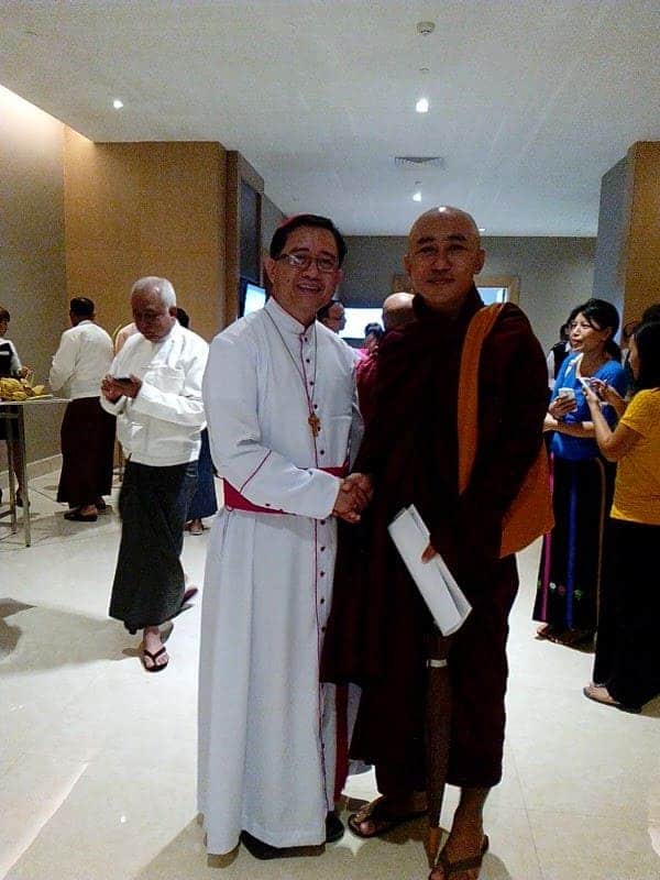 El obispo John Saw Yaw Han (l) y el compañero de diálogo budista