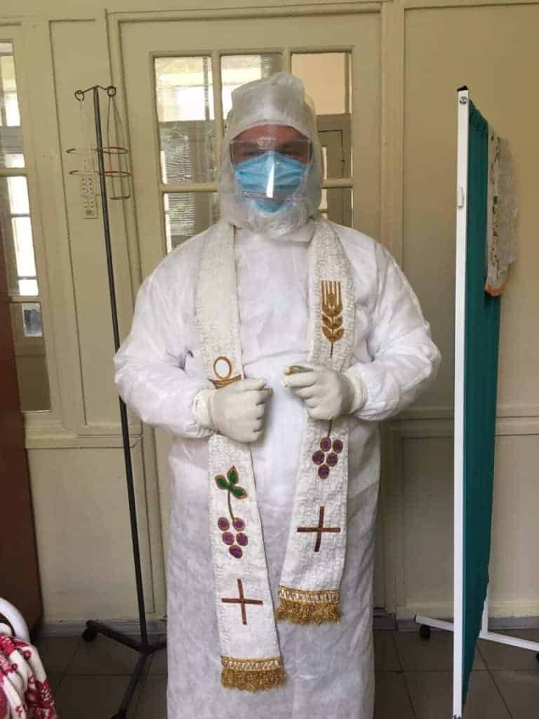 Sacerdote visita hospital en Lviv