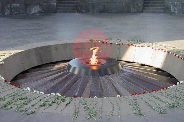 Llama eterna en el monumento al holocausto, Ereván, Armenia