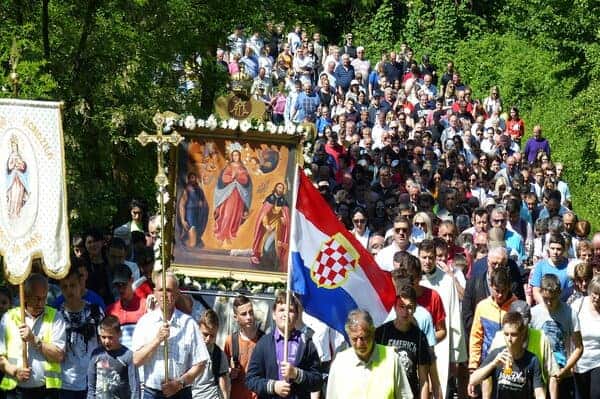 Una procesión mariana en Bosnia y Herzegovina
