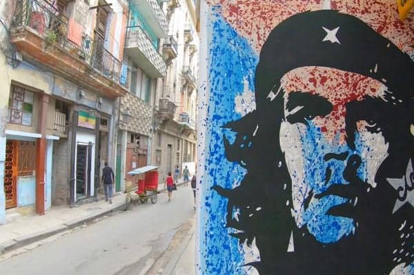 Un mural del héroe comunista Che Guevara en La Habana