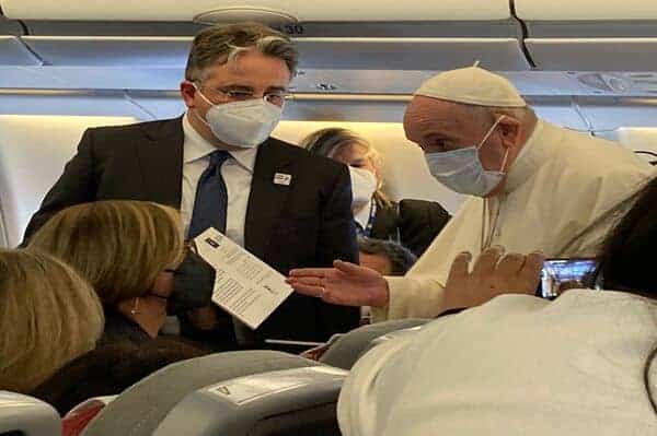 A bordo del avión papal con destino a Irak