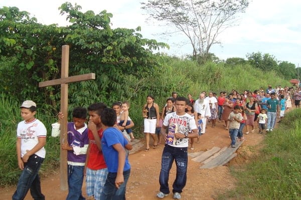 Procesión religiosa en el Amazonas