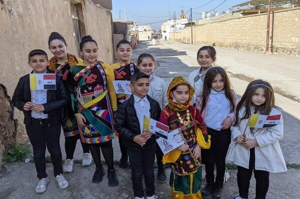 Niños en Qaraqosh durante la visita papal