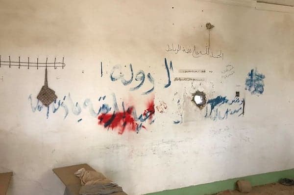 Grafitis del ISIS en la pared del jardín de infancia Virgen María en Bashiqa, norte de Irak