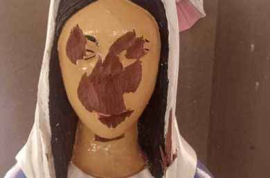 Imagen vandalizada de la Virgen en Burkina Faso