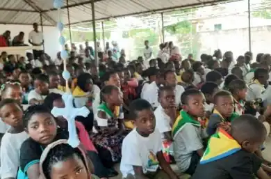Niños orando en Mozambique
