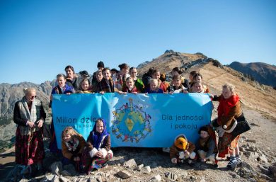 Niños rezando el rosario 2024