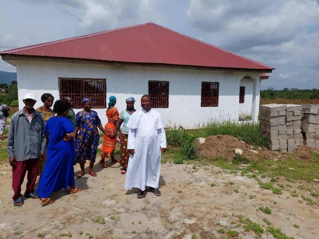 Sacerdote con la comunidad en Sierra Leona