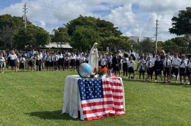 Virgen María y Bandera USA