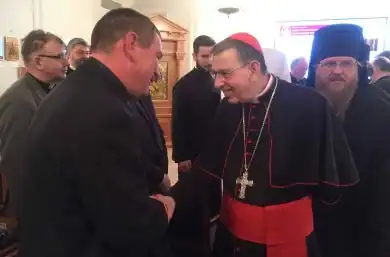 El cardenal Kurt Koch saluda a Peter Humeniuk