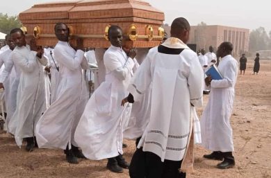 Entierro sacerdotes nigeria