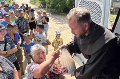 Sacerdote dando donativos en Ucrania