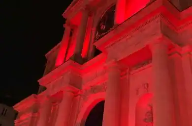 Catedral iluminada durante la Red Week