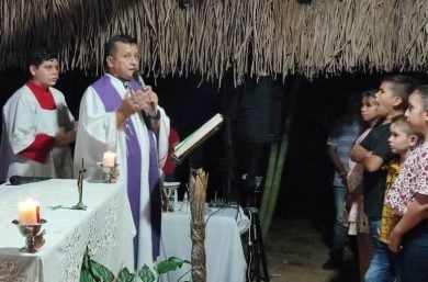 Sacerdote Colombiano dando misa