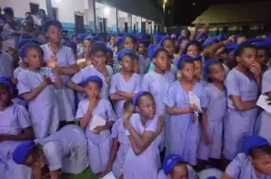 niños en Nigeria en la campaña "un millón de niños rezando el rosario"
