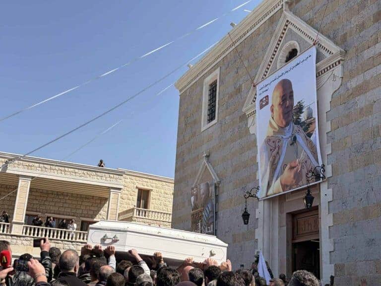 El funeral del padre Pierre Al-Rai