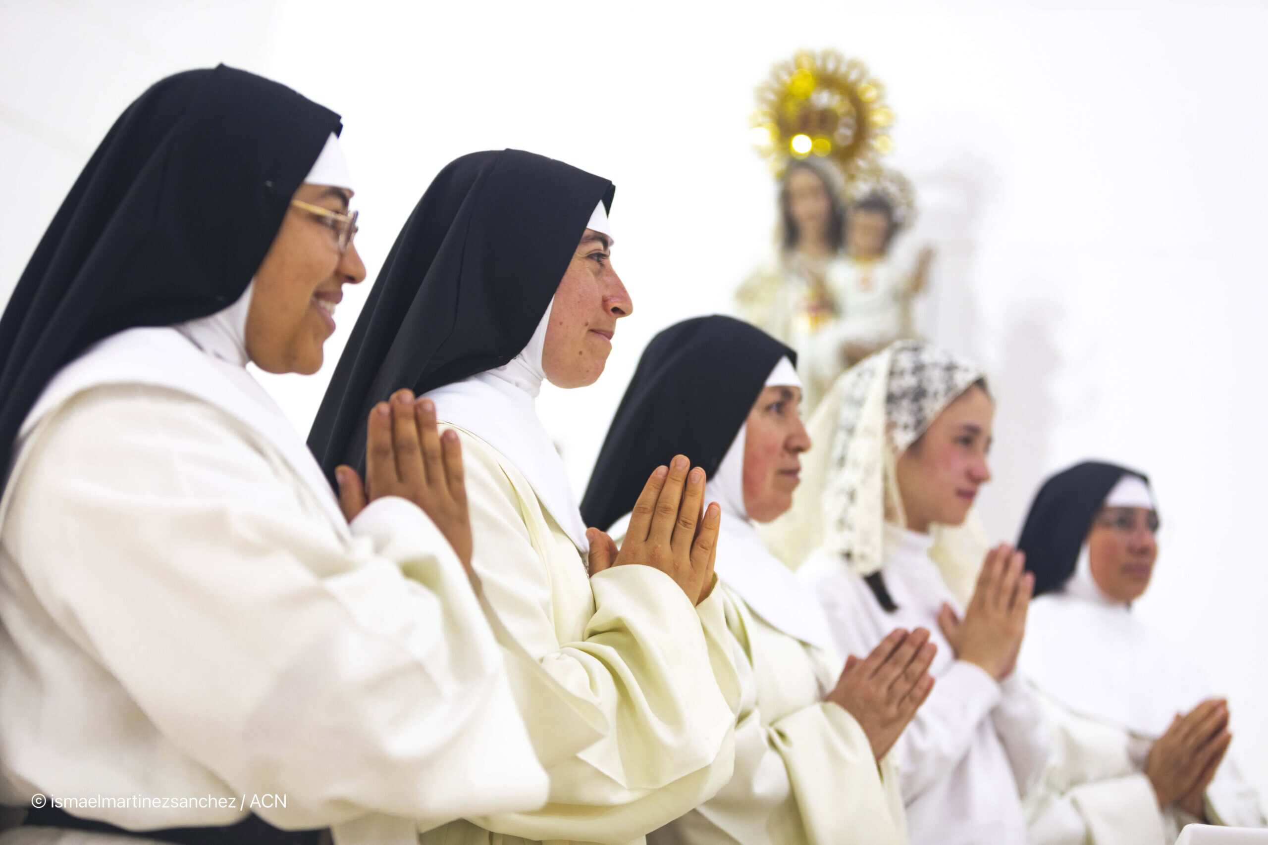 Mercedarian sisters praying
