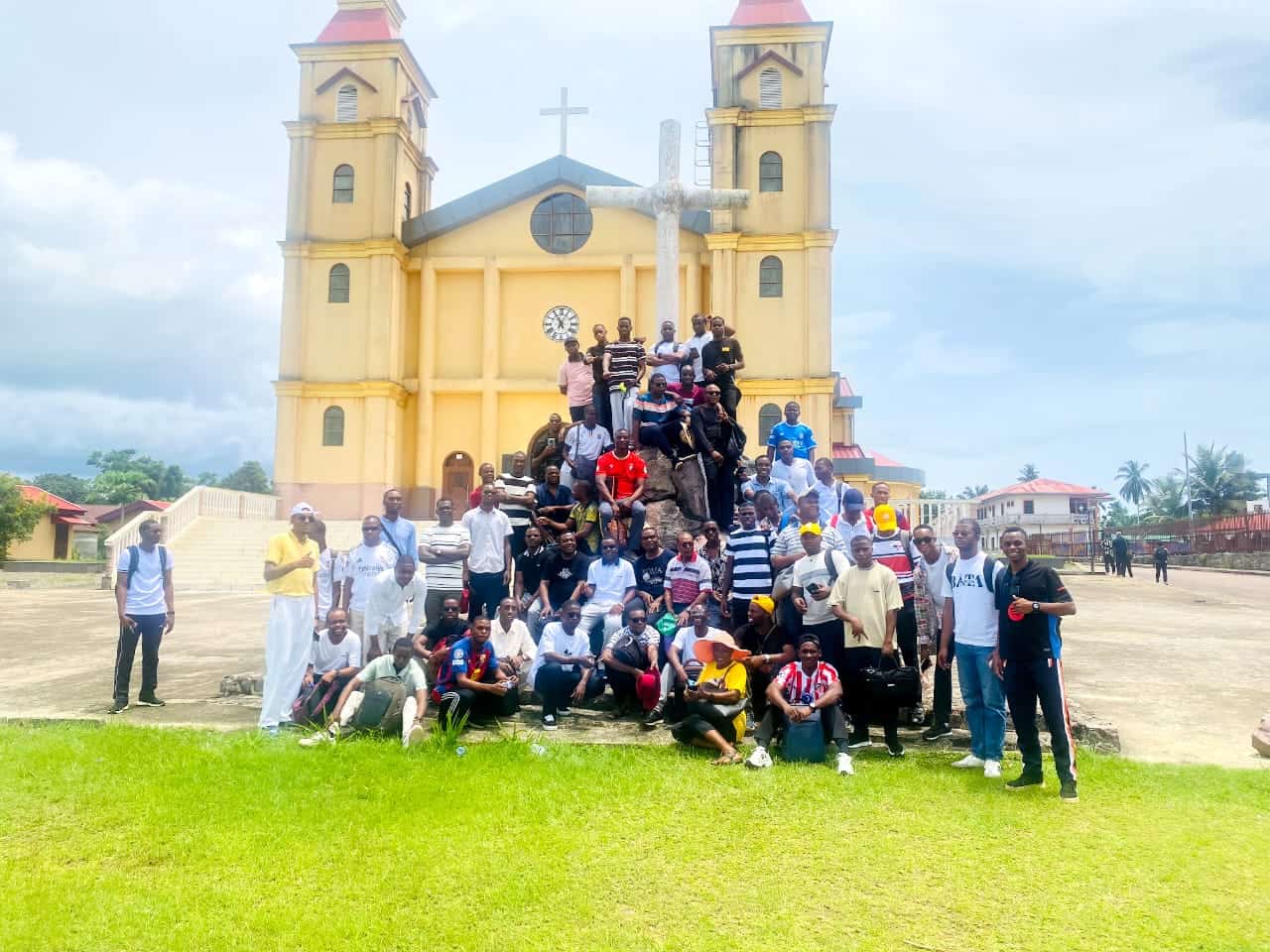 El padre Sebastián Mba Nguema Mokuy se reúne con jóvenes durante una formación espiritual en Mongomo