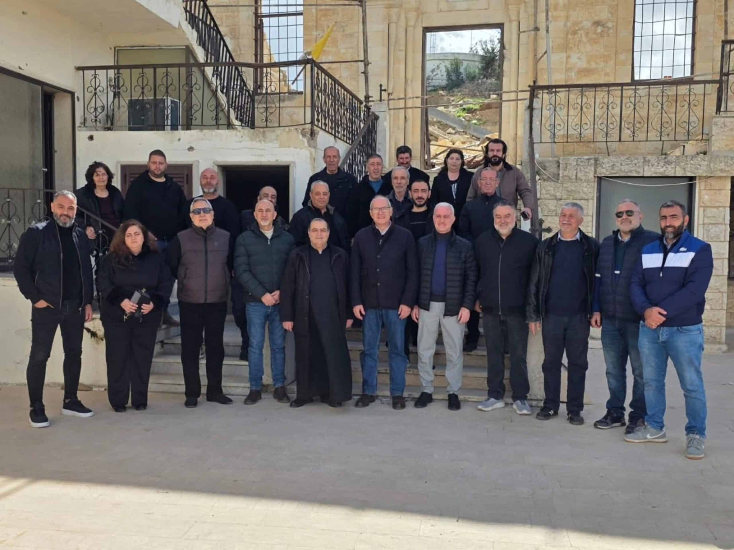 El P. Charles Naddaf y una delegación en Yaroun