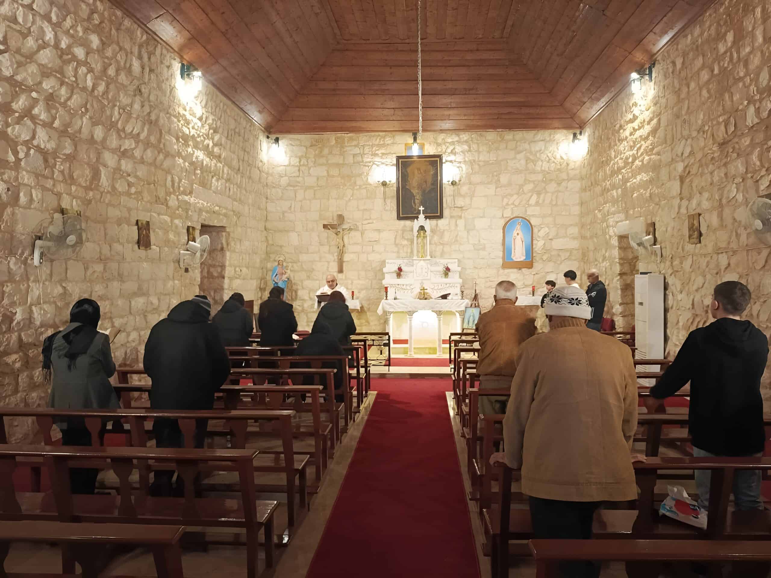 El padre Youssef Semaan durante la Santa Misa