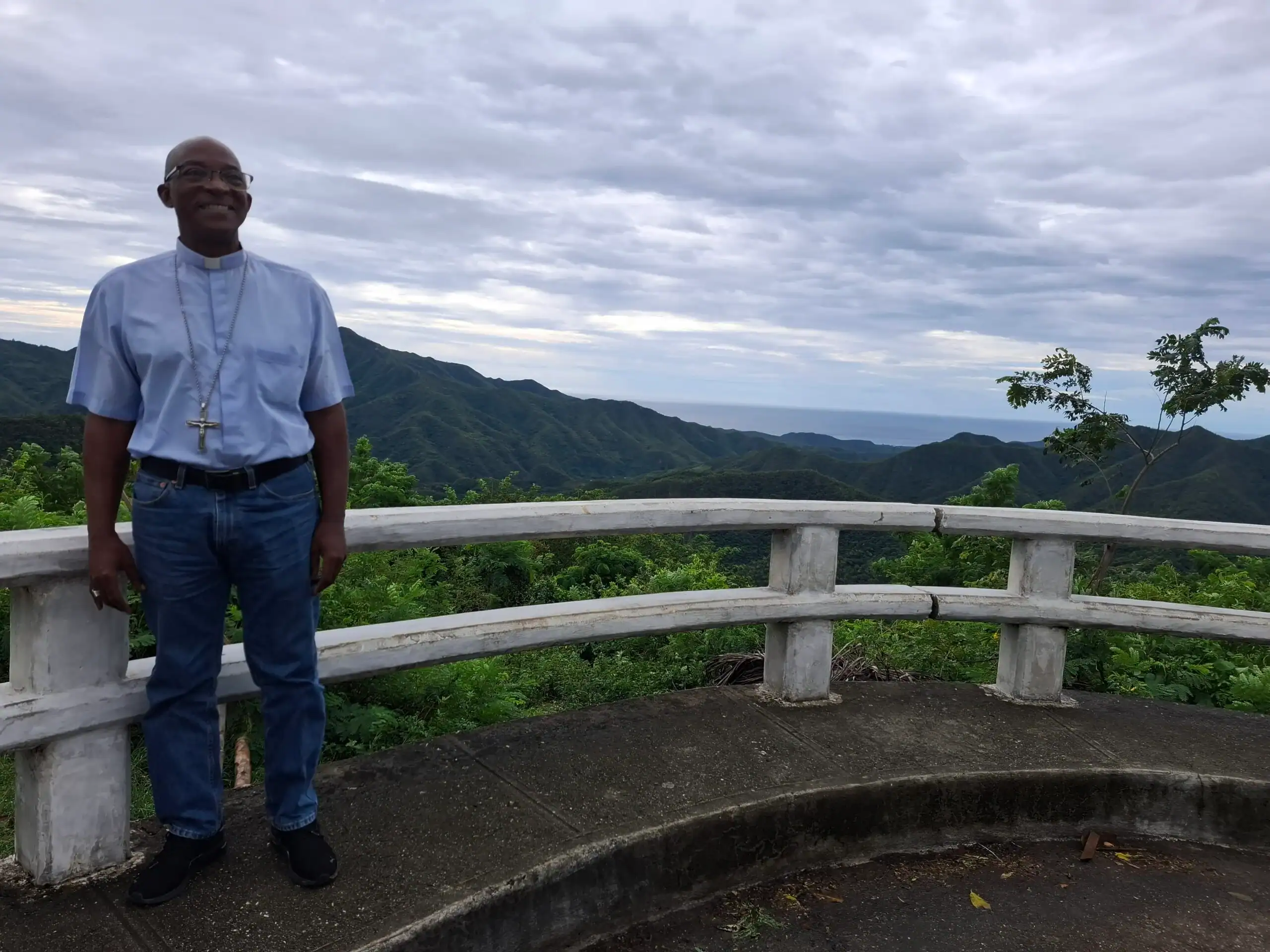 El obispo Silvano durante un viaje de ACN a Cuba en noviembre de 2024