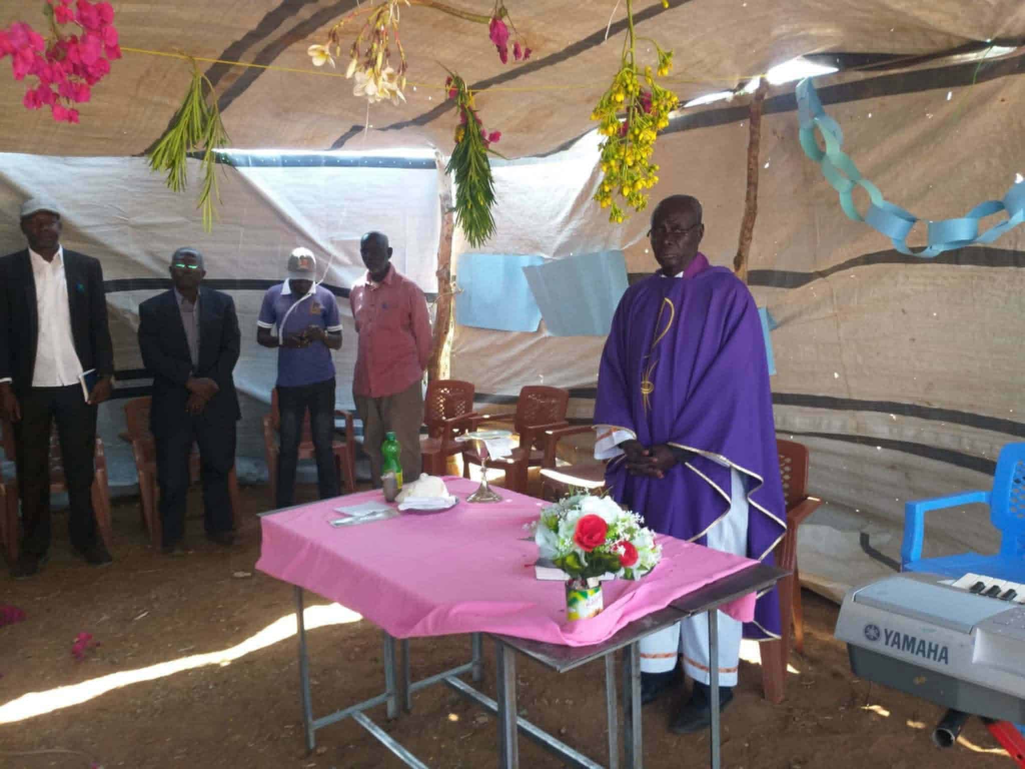 Padre Youhanna Al-Amin celebrando misa