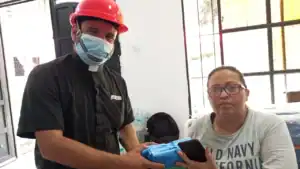 seminarista ayudando en los terremotos de Venezuela