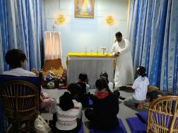 Clase catecismo en Nepal