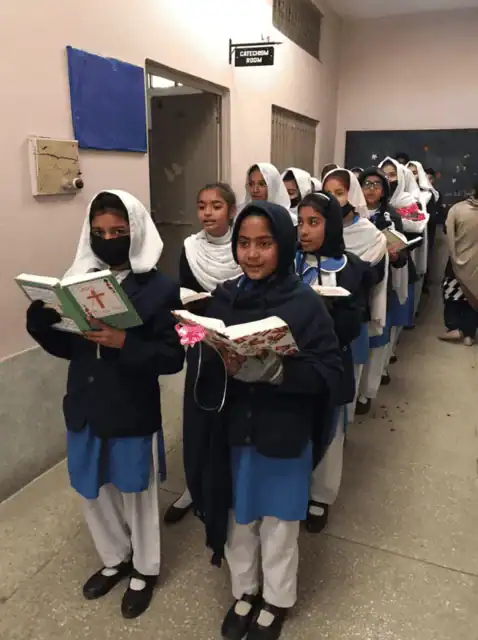Niñas en la clase de formación en la fe, 2023