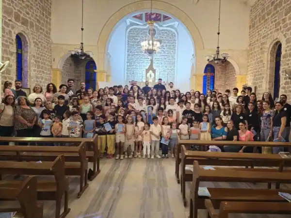 Niños rezando el Rosario en Siria