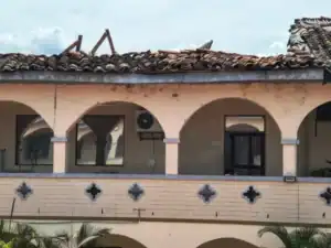 Casa dañada por el terremoto en Colombia