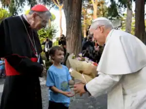 León XIV y los niños rezando el rosario