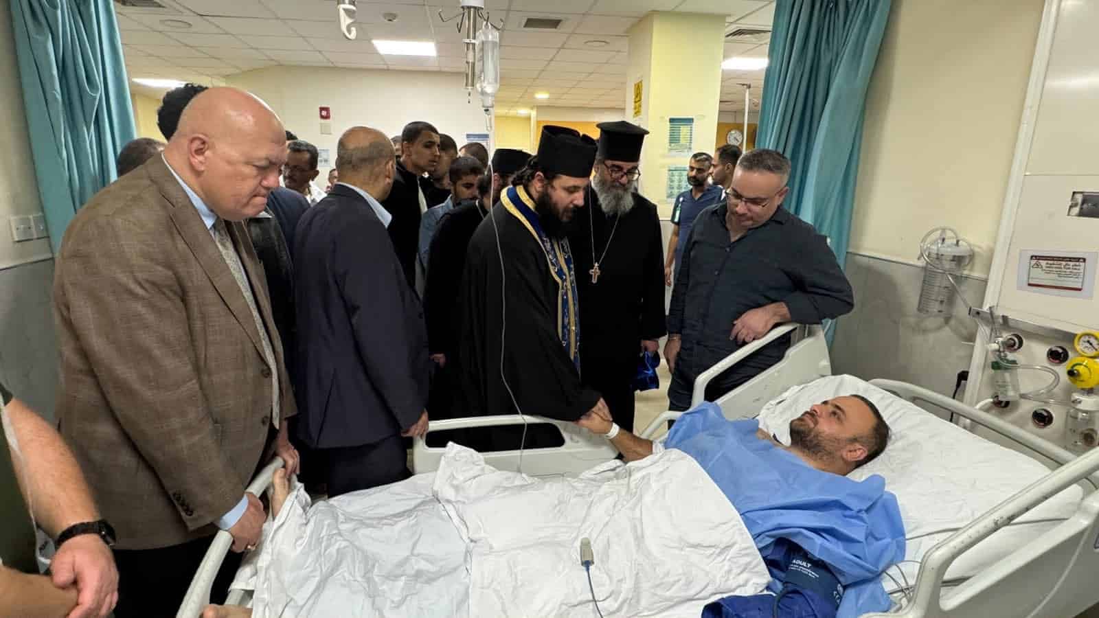 Sacerdotes y otras personas visitan a uno de los heridos en el atentado contra la iglesia ortodoxa de Karak, en Jordania. Crédito de la foto: Arquidiócesis Ortodoxa Griega de Jordania