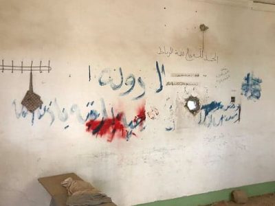 Grafitis del ISIS en la pared del jardín de infancia Virgen María en Bashiqa, norte de Irak