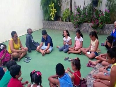 Niños rezando el Rosario en Brasil
